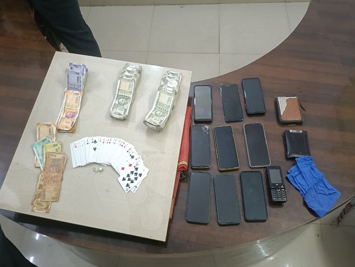 जुआरियों के पास से जब्त रकम और मोबाइल फोन