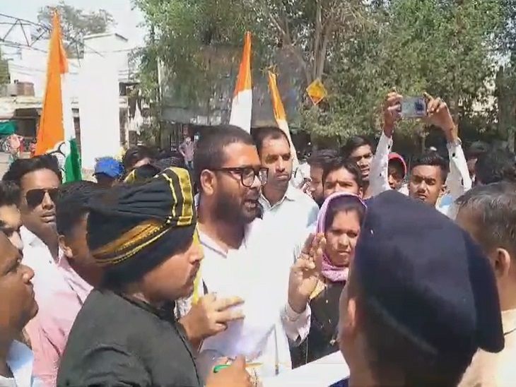 एसडीएम के सामने अपनी मांगों को रखते यूथ कांग्रेस के अध्यक्ष और अन्य