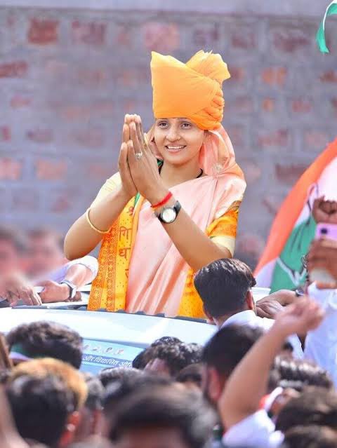 संजना ने एलएलबी तक की पढ़ाई की है और अलवर जिला परिषद सदस्‍य भी रह चुकी हैं।