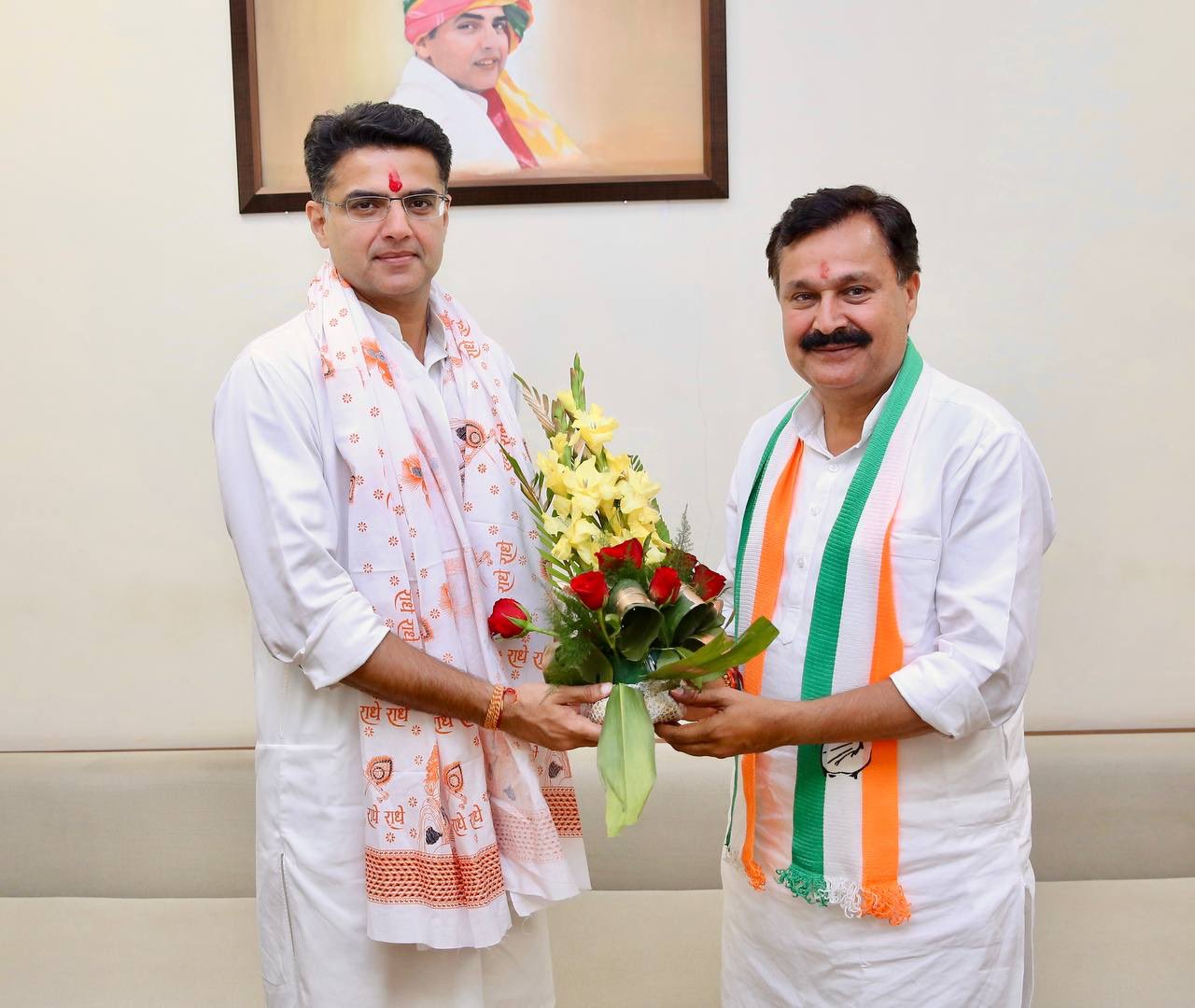 सचिन पायलट के साथ करण सिंह उचियारड़ा। करण सिंह शुरुआत में जालोर में सायला के हॉस्पिटल में सरकारी कंपाउंडर थे।