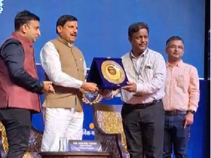 मुख्यमंत्री डॉ. मोहन यादव ने सबसे पहले विदिशा की विजेंद्र सिंह एकेडमी प्राइवेट लिमिटेड के डायरेक्टर विजेंद्र सिंह सोलंकी को सम्मानित किया।