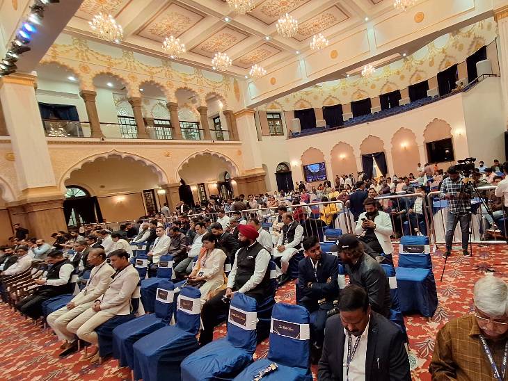 कुशाभाऊ कन्वेंशन सेंटर में आयोजित कार्यक्रम में अवॉर्ड पाने वालों समेत जानी-मानी हस्तियां मौजूद रहीं।