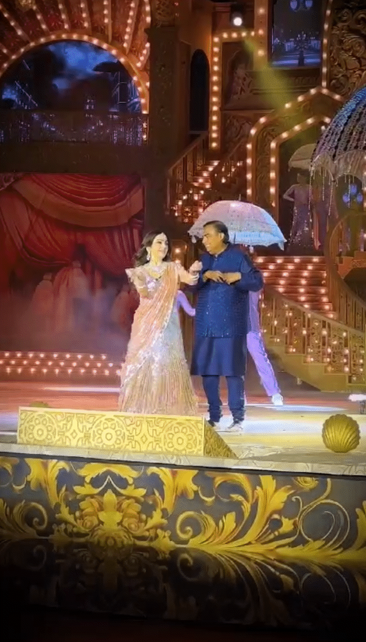 नीता अंबानी और मुकेश अंबानी ने फिल्म श्री 420 के गाने प्यार हुआ इकरार हुआ पर परफॉर्मेंस दी।