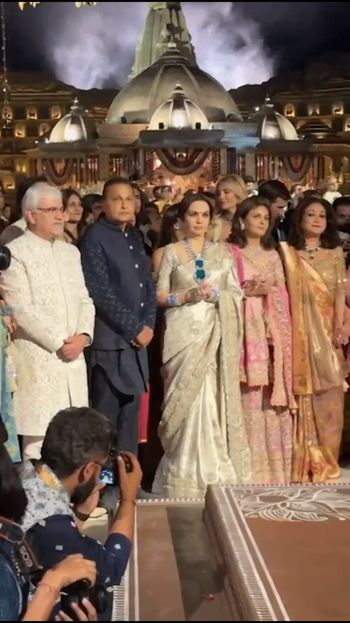 तीसरे दिन शाम को फंक्शन की शुरुआत गणेश आरती से की गई। इस दौरान पूरा अंबानी परिवार साथ नजर आया।