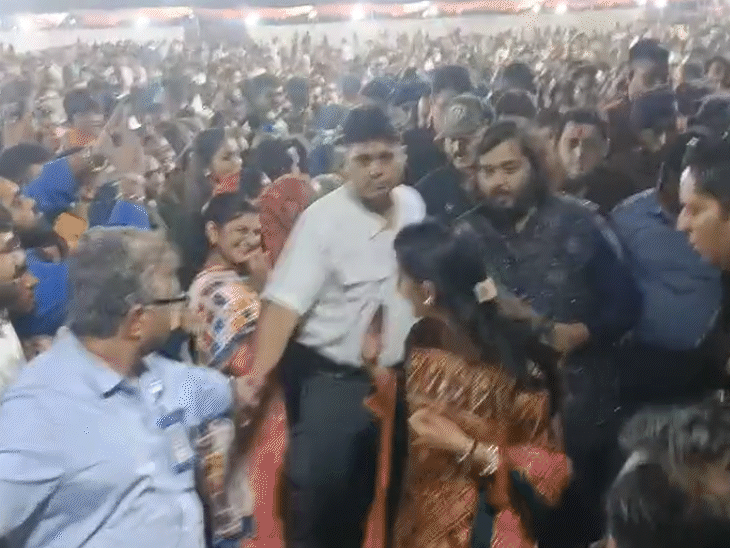 कार्यक्रम में पहुंचे अनंत और राधिका का स्वागत करने पूरा गांव उमड़ पड़ा।