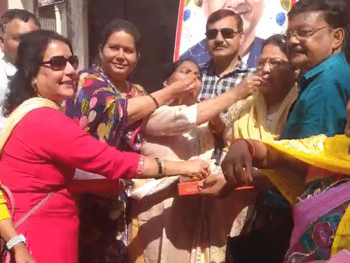 कांग्रेस के राष्ट्रीय सचिव रहे अजय कपूर के भाजपा जॉइन करने के बाद एक-दूसरे को मिठाई खिलाकर जश्न मनाते उनके समर्थक।