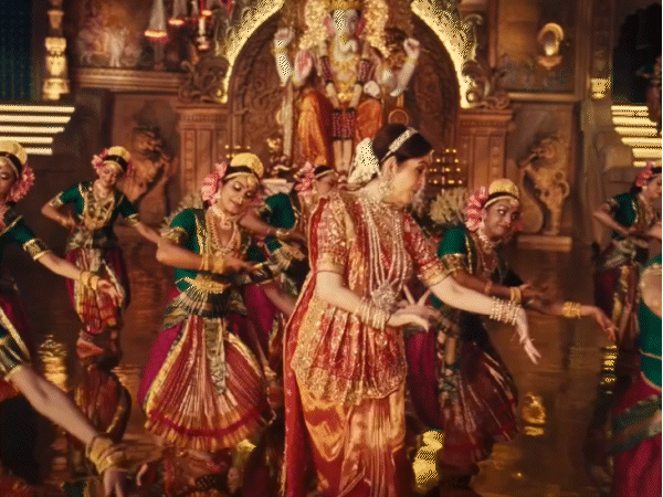 नीता अंबानी ने तीसरे दिन हुए फंक्शन में भरतनाट्यम परफॉर्मेंस दी।