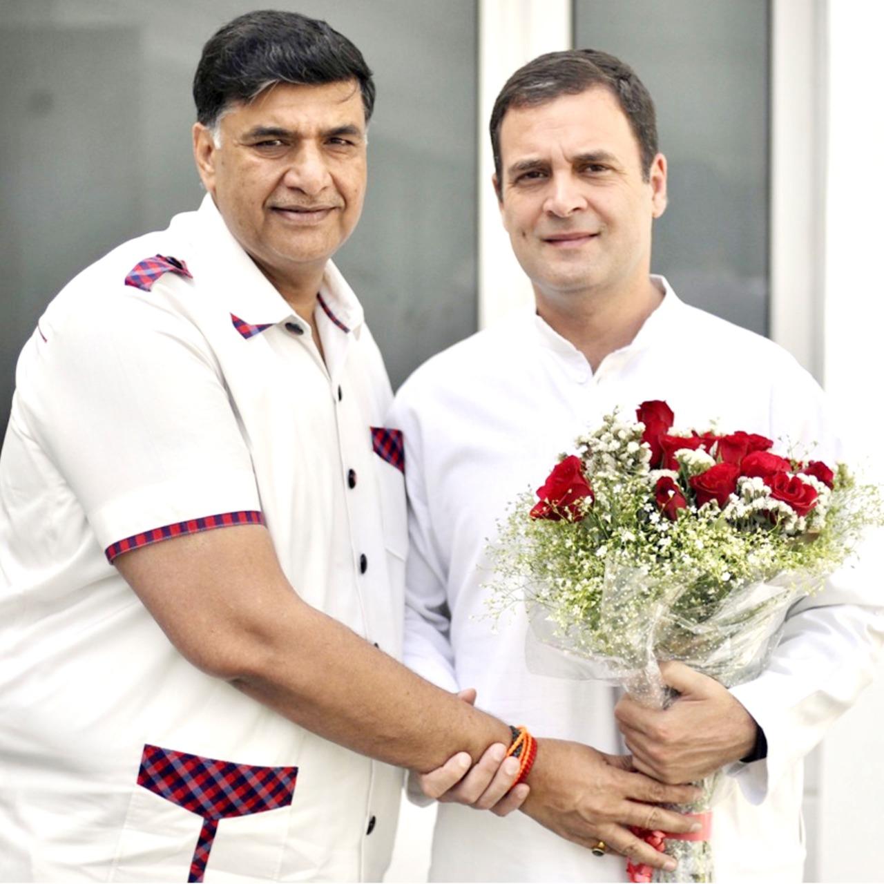 तस्वीर साल 2019 की है। कांग्रेस के राष्ट्रीय सचिव बनाए जाने पर अजय कपूर ने राहुल गांधी से मुलाकात की थी।
