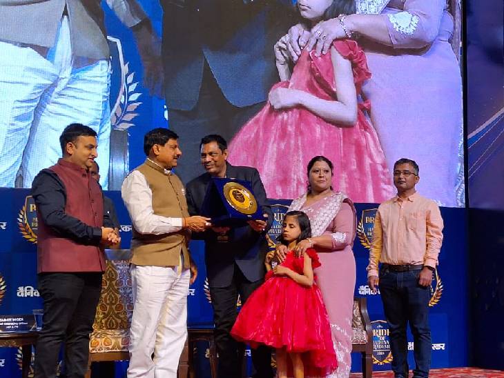 इंदौर के एमजेए टेक्नो सर्विस प्राइवेट लिमिटेड, एमजे एसोसिएट्स (फाइनेंस) के डायरेक्टर मोहम्मद जमील को सम्मानित किया गया।