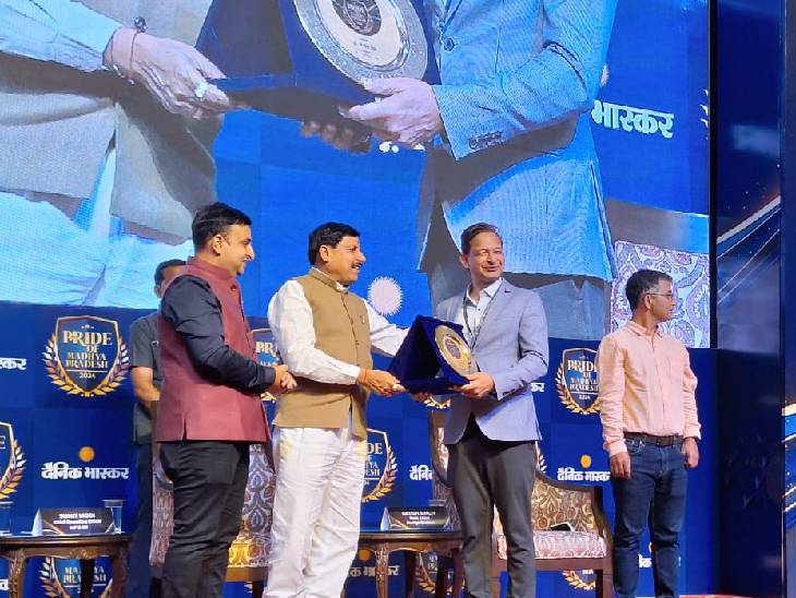 सागर के राय हॉस्पिटल के संचालक डॉ. संतोष राय को भी भास्कर प्राइड अवॉर्ड से नवाजा गया।