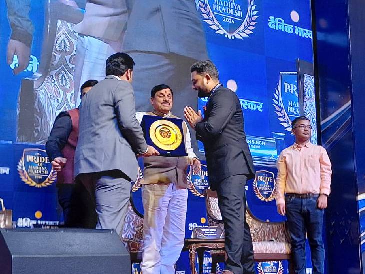 जबलपुर के लैंडमार्क डेवलपर के डायरेक्टर स्वप्निल पाठक को भी सम्मानित किया गया।