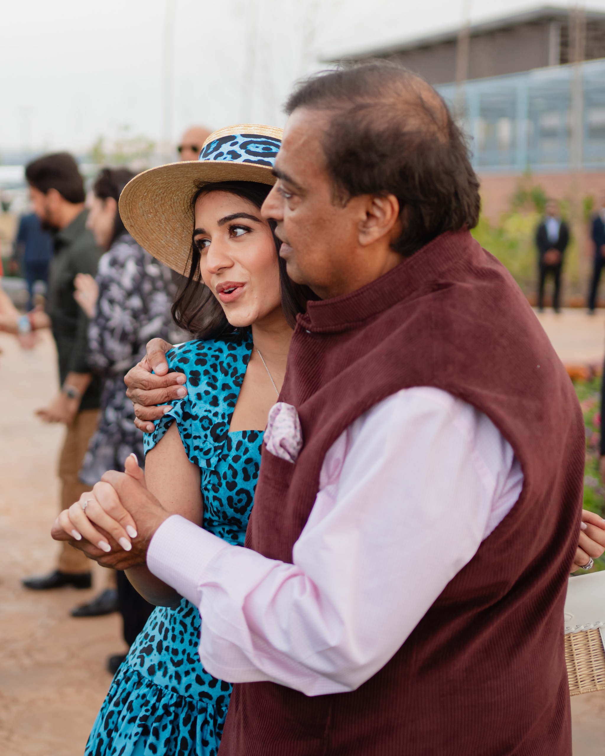 दूसरे दिन मेहमानों और अंबानी परिवार ने जंगल सफारी का लुत्फ उठाया था। इस दौरान ससुर मुकेश अंबानी के साथ राधिका।