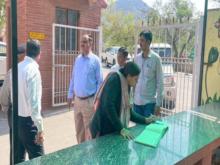 RPSC के गेट पर भ्रष्टाचार निरोधक ब्यूरो (ACB) की टीम।