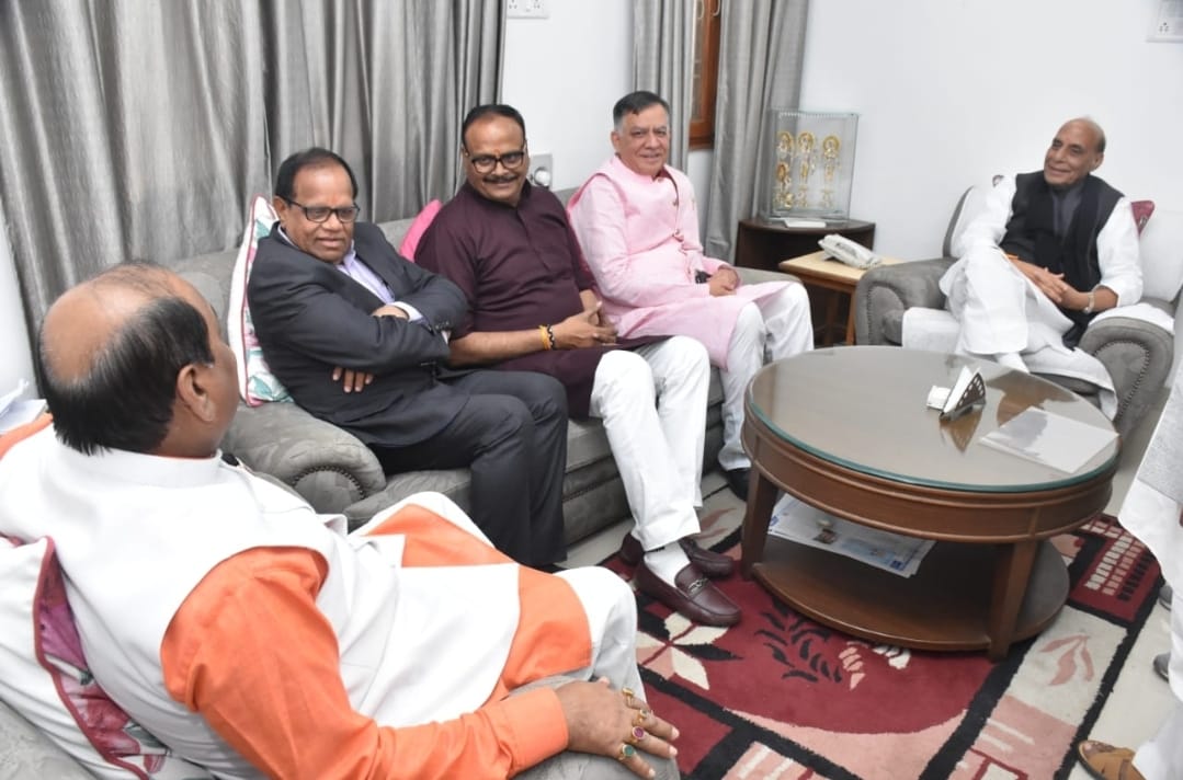 हाल ही में दिल्ली में रक्षा मंत्री राजनाथ सिंह से डिप्टी सीएम बृजेश पाठक और विधानसभा अध्यक्ष ने एक साथ मुलाकात की थी। इस तस्वीर को अब अजय कपूर को भाजपा में शामिल कराने से जोड़ कर देखा जा रहा है।