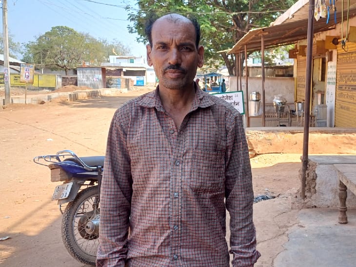 बारगांव के निवासी फत्तेलाल साहू को योजना का फायदा मिलना बंद हो गया है।