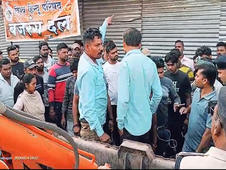 जेसीबी के ऊपर चढ़कर विरोध करते बेजाकब्जा धारक - Dainik Bhaskar