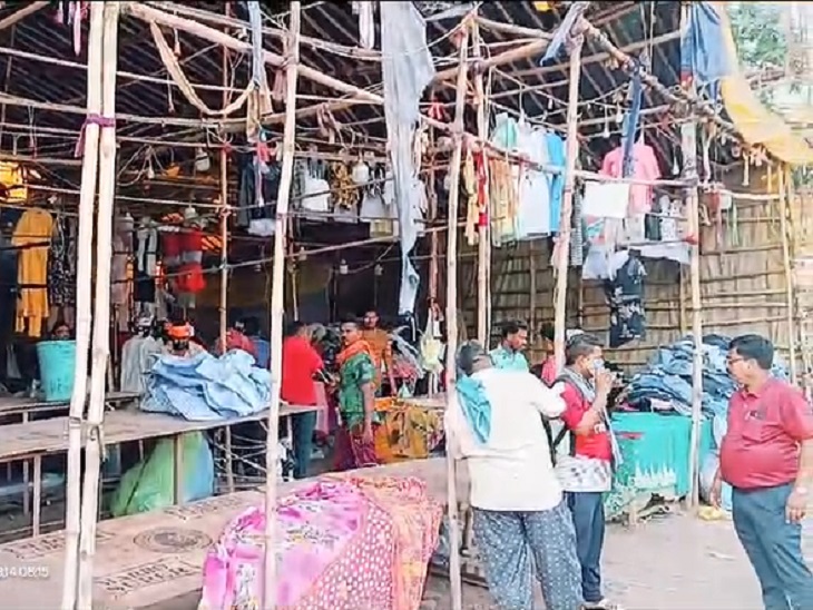 दुकान से सामान हटाते व्यापारी और मौजूद निगम के कर्मचारी