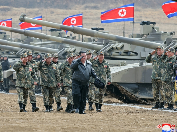 ब्लैक लेदर जैकेट में सैनिकों के बीच किम जोंग उन।