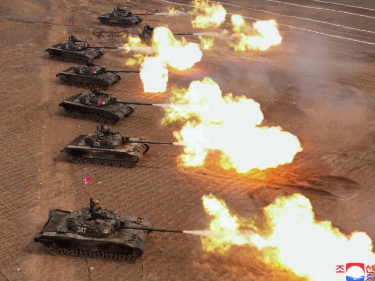 मॉक बैटल में नॉर्थ कोरिया के नए टैंक की मारक क्षमताओं का परीक्षण हुआ।