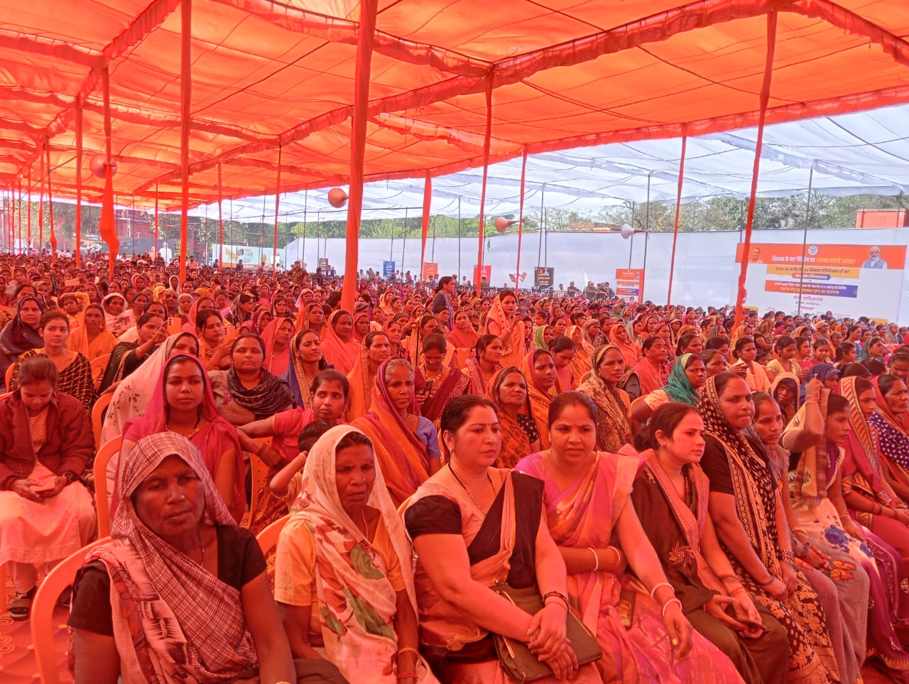 सीएम की जनसभा में पहुंची महिलाएं।
