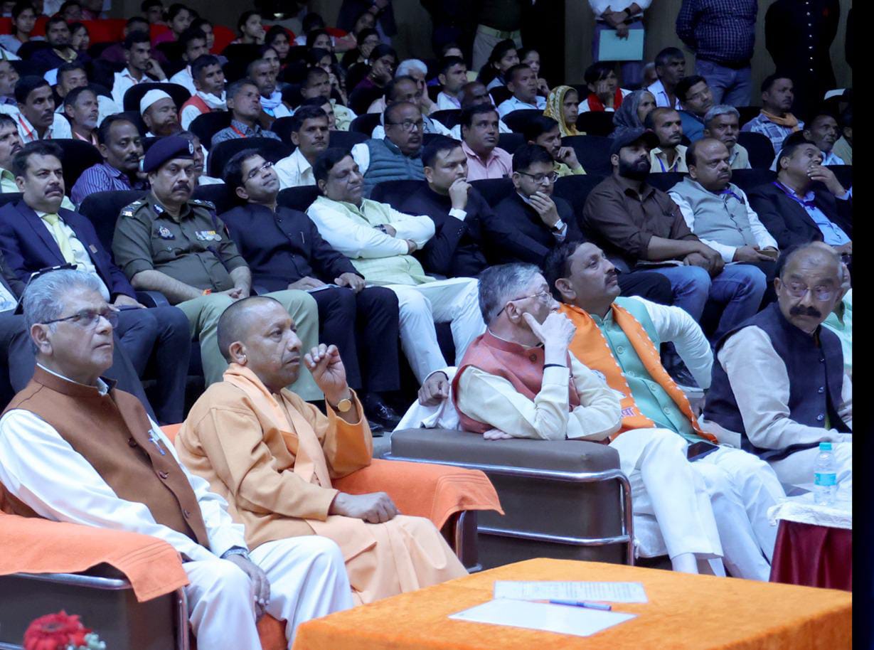 ऑडिटोरियम में पीएम नरेंद्र मोदी को सुनते सीएम और अन्य नेता।