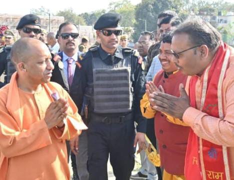 सीएम योगी आदित्यनाथ का स्वागत करते भाजपा नेता संजीव दद्दा।