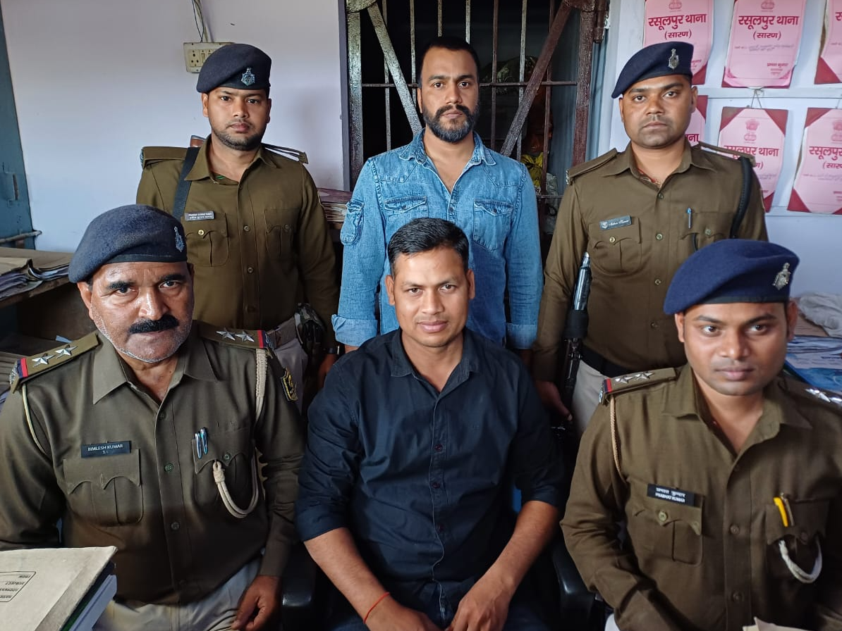 CHHAPRA NEWS, BIHAR NEWS, CRIME NEWS, Criminal Chandan Singh carrying a ...