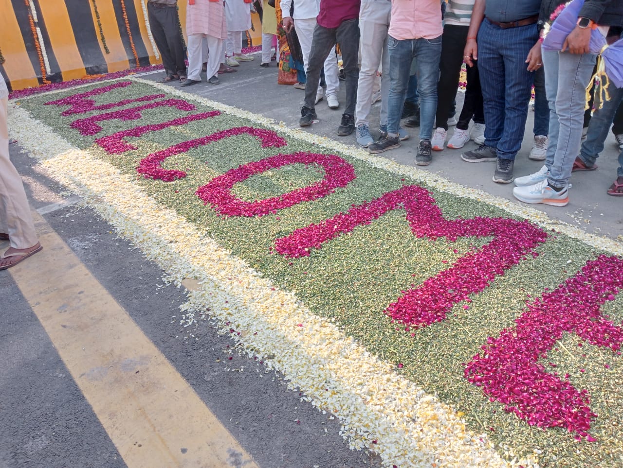 महादेव पुल पर स्वागत के लिए लिखा गया वेलकम।