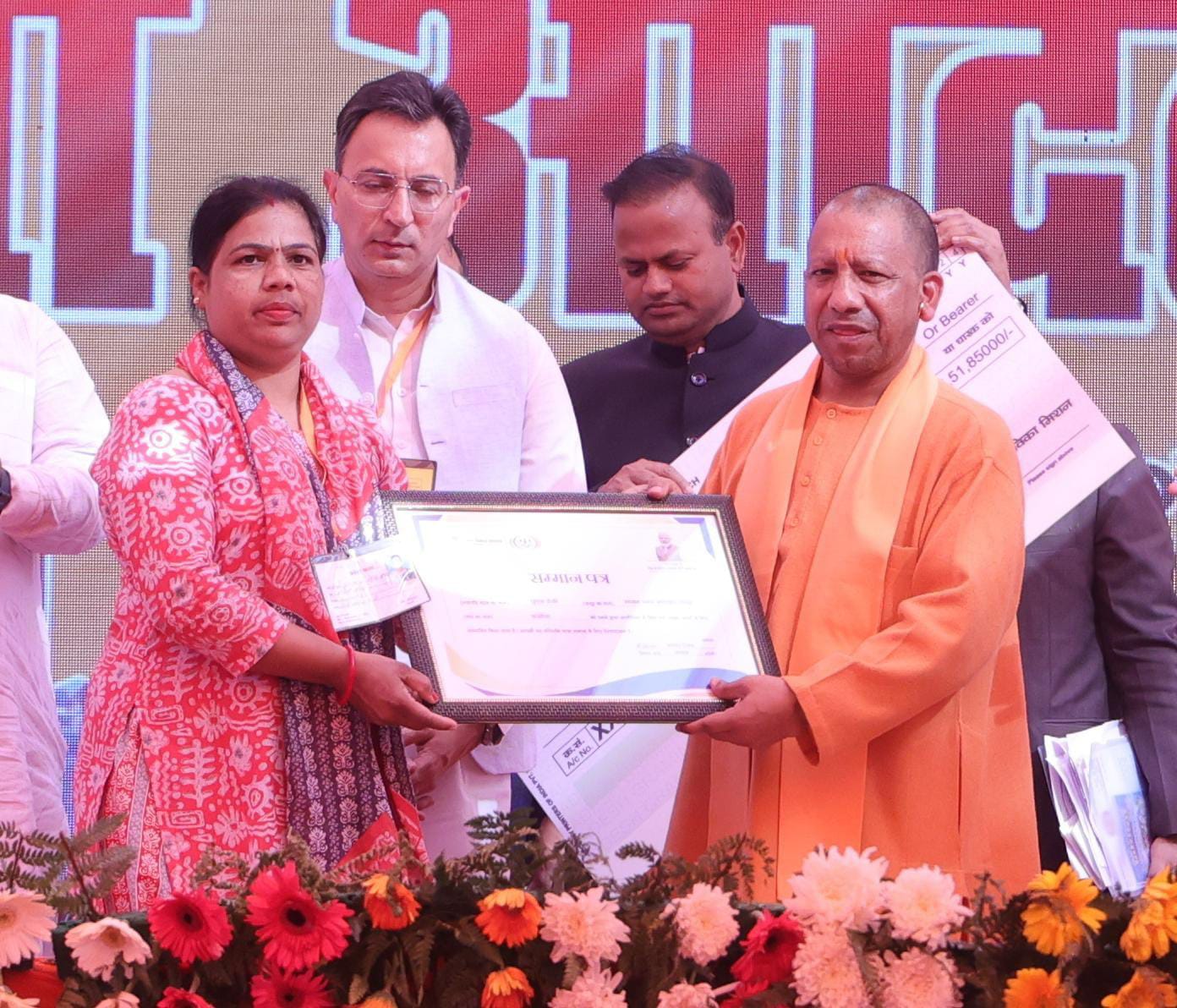 महिला लाभार्थी को सम्मानित करते सीएम।