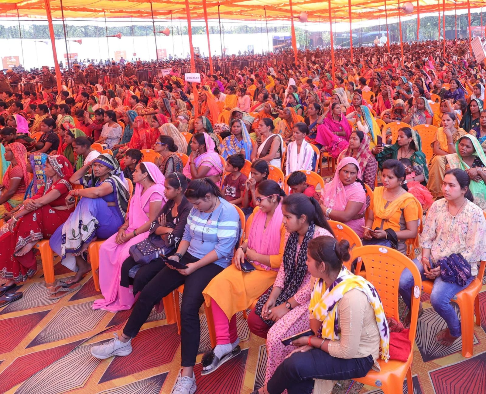 जनसभा में देहात से भी महिलाएं पहुंची।