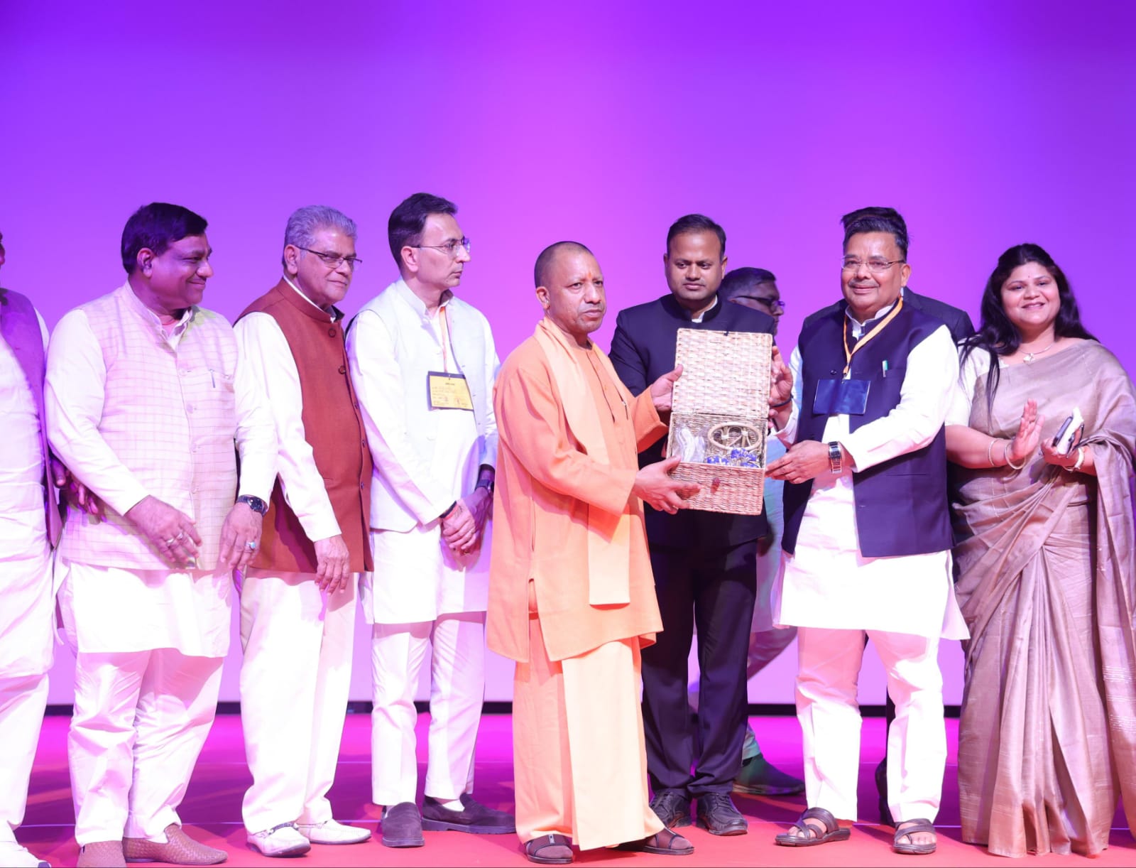 डीएम रविंद्र कुमार को सम्मानित करते सीएम योगी।