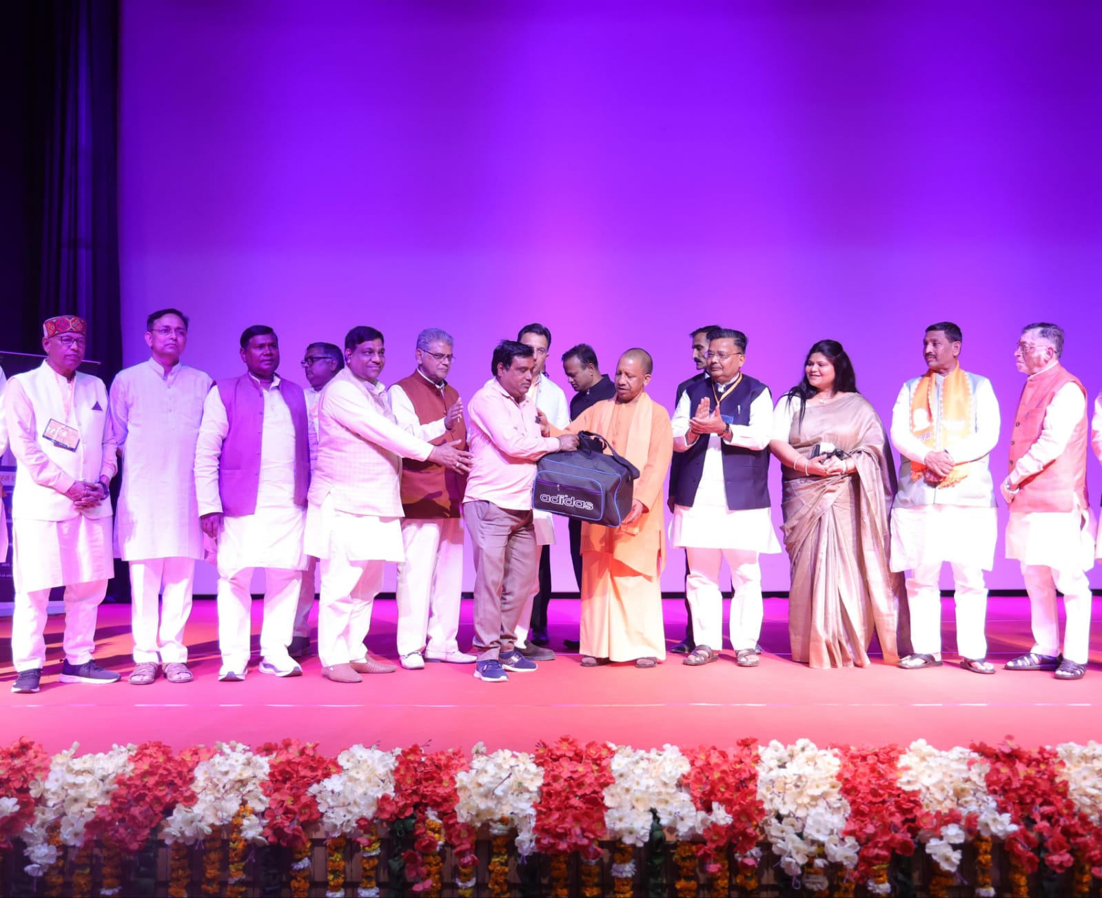 लाभार्थी को सम्मानित करते सीएम।