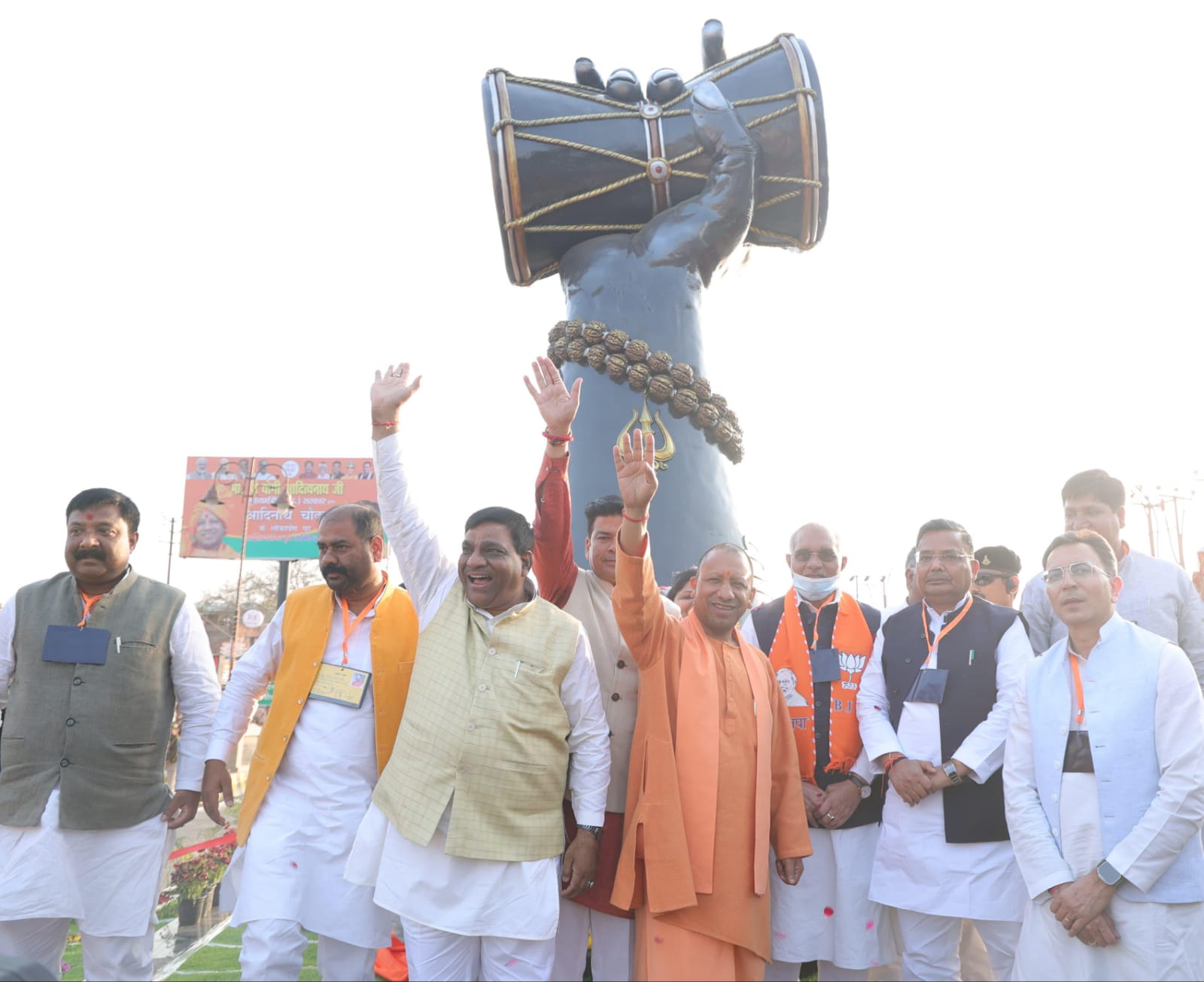 आदिनाथ चौक पर डमरु का लोकार्पण करने के बाद सीएम योगी और सभी मंत्री व विधायक।