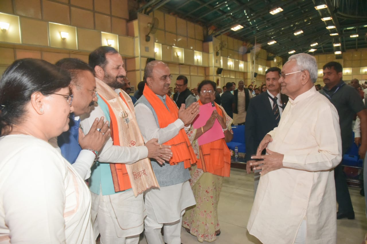 शपथ ग्रहण के बाद कैबिनेट में शामिल हुए मंत्रियों से मुलाकात करते हुए सीएम नीतीश कुमार।