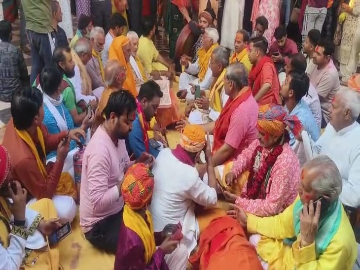 मंदिर के पुजारी और गोस्वामी समाज के लोग आंगन में होली के पदों का गायन करते हैं