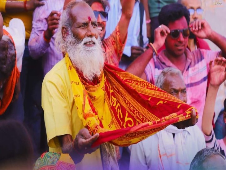 मंदिर की अटारी( छत) से लड्डू लुटाते हैं और श्रद्धालु नीचे आंगन में और राधा रानी की छतरी से लड्डू लुटते हैं (फाइल फोटो)