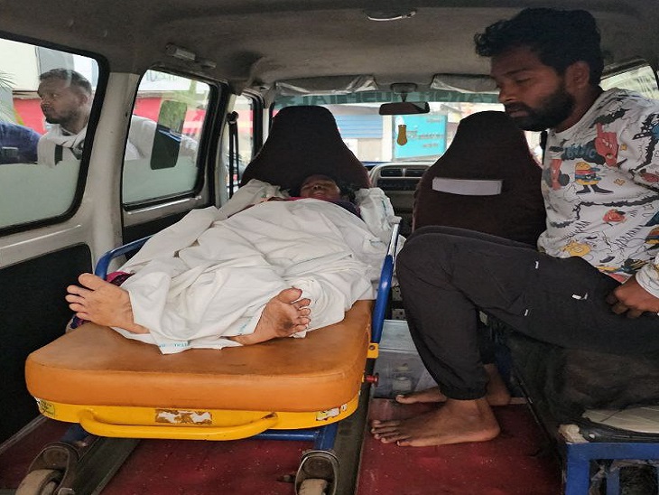 घायल महिला को गंभीर हालत में एम्स ले जाते हुए परिजन। - Dainik Bhaskar
