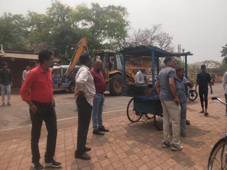 कार्रवाई के दौरान बीएसपी के अधिकारी केके यादव व उनकी टीम