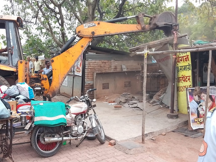 बेजा कब्जा निर्माण को तोड़ती बीएसपी की टीम।