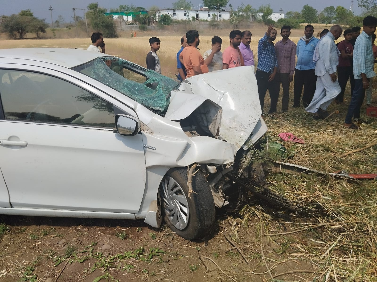 speeding car collides with a tree | तेज रफ्तार कार पेड़ से टकराई: एक की ...