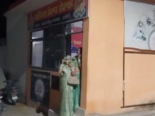 दोनों पक्ष के लोगों को पुलिस ने थाने बुलाया और समझाकर घर भेज दिया।