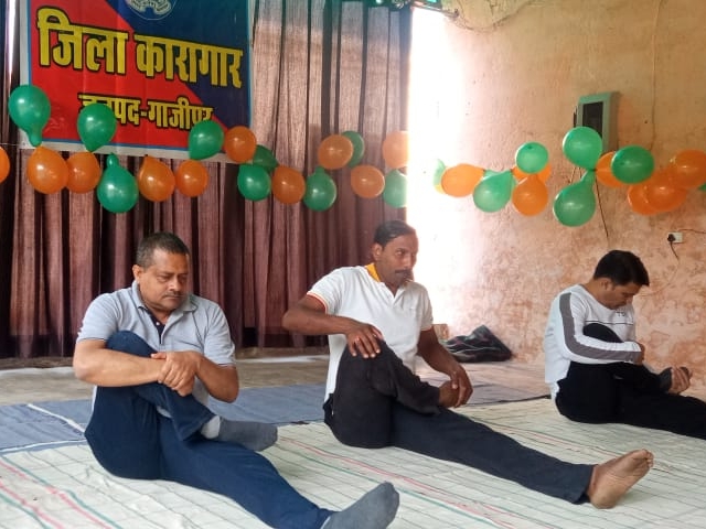 Yoga camp organized in Ghazipur district jail | गाजीपुर जिला जेल में आयोजित हुआ  योग शिविर: कैदियों ने किया योग, मानसिक विकारों को दूर करने के लिए हुआ आयोजन  - Ghazipur ...