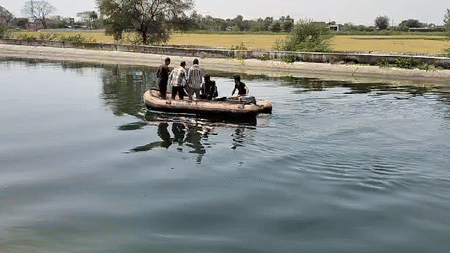 दो दोस्तों के शवों की तलाश के लिए कोटा से गोताखोर और एसडीआरएफ की टीम पहुंची थी।