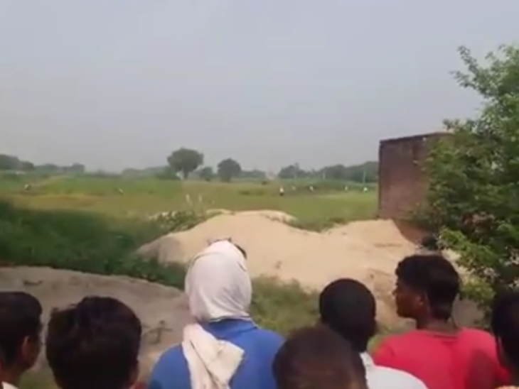छापेमारी के दौरान गांव में जुटी लोगों की भीड़