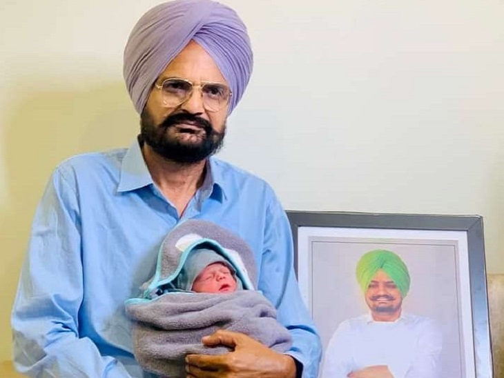 मूसेवाली के पिता ने सोशल मीडिया पर बच्चे के साथ फोटो शेयर की है। - Dainik Bhaskar