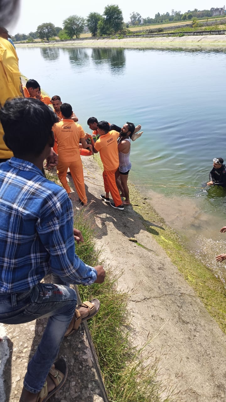 गोताखारों ने 4 घंटे की मशक्कत के बाद दो शवों को नहर से बाहर निकाला।