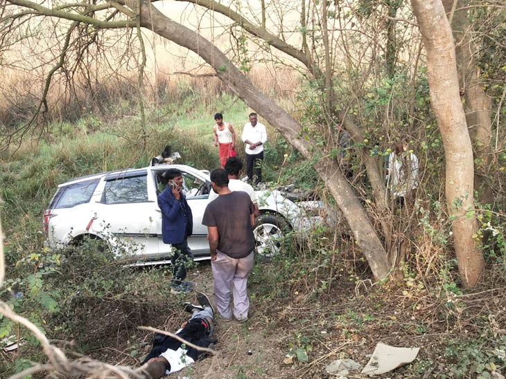 हादसे के बाद गाड़ी सड़क से 15 फीट दूर गड्ढे में जा गिरी।