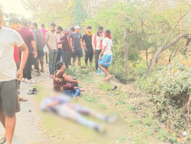 हादसे के बाद सड़क पर पड़े मृतकों के शव।