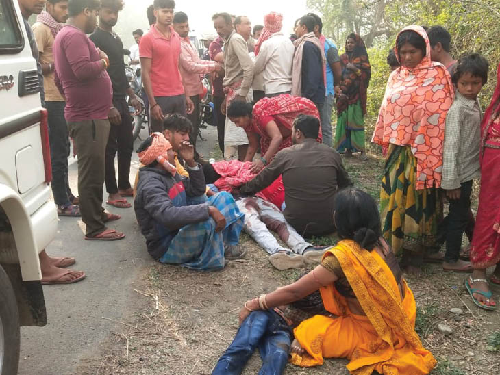 हादसे के बाद सड़क पर रोते-बिलखते परिवार के लोग।