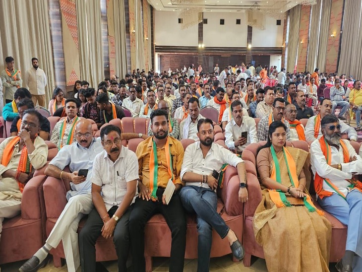 कार्यक्रम में उपस्थित भाजपा पार्षद, पदाधिकारी व कार्यकर्ता।